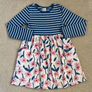 Hanna Andersson mixie play dress in multi daisy, size 8 (130).